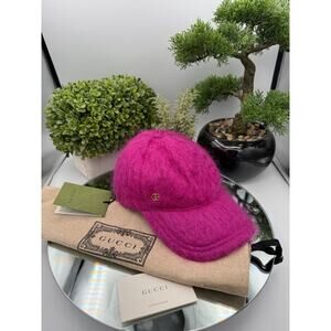 Gucci baseball cap, adjustable, vibrant pink mohair, gold-toned GG logo w/Dusty